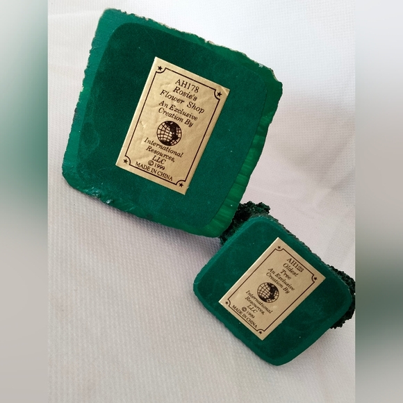 Christmas Village Building Rosie’s Flower Shop and the Oldest Tree - Picture 9 of 12